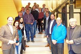 2019.03.06. | Gemeinsame Ausbildung als Start-Martin Nowak (WIFI St.Pölten), Sabine Güntschl (Trainerin), Eva Gonaus (WKNÖ), Anton Brandstetter (Elektro Brandstetter), Leopold Vogl (Metallbau Vogl), Josef Krückl (elektromanagement & construction GmbH), Peter Anzenberger (Glaserei Anzenberger), Dietmar Tremml (Hans Tremml GmbH), Matthias Sumetsberger (Sumetsberger GmbH), Wolfgang Birklbauer (Schloß Thalheim), Franz Puxbaum (Raiffeisen Lagerhaus), Petra Andert (Raiffeisenbank Region St.Pölten), Franz Helm, Pia Kauper (Authaus Kliment), Thomas Sonnleitner (Metallbau Sonnleitner); Tobias Hochgerner (Möbelwerkstätte Hochgerner), Johann Neidhart (Neidhart & Co Gesellschaft mbH), Alexander Fleischl (AF-Rad), Bgm. Hans Hell 2019.03.06. | Gemeinsame Ausbildung als Start-Martin Nowak (WIFI St.Pölten), Sabine Güntschl (Trainerin), Eva Gonaus (WKNÖ), Anton Brandstetter (Elektro Brandstetter), Leopold Vogl (Metallbau Vogl), Josef Krückl (elektromanagement & construction GmbH), Peter Anzenberger (Glaserei Anzenberger), Dietmar Tremml (Hans Tremml GmbH), Matthias Sumetsberger (Sumetsberger GmbH), Wolfgang Birklbauer (Schloß Thalheim), Franz Puxbaum (Raiffeisen Lagerhaus), Petra Andert (Raiffeisenbank Region St.Pölten), Franz Helm, Pia Kauper (Authaus Kliment), Thomas Sonnleitner (Metallbau Sonnleitner); Tobias Hochgerner (Möbelwerkstätte Hochgerner), Johann Neidhart (Neidhart & Co Gesellschaft mbH), Alexander Fleischl (AF-Rad), Bgm. Hans Hell