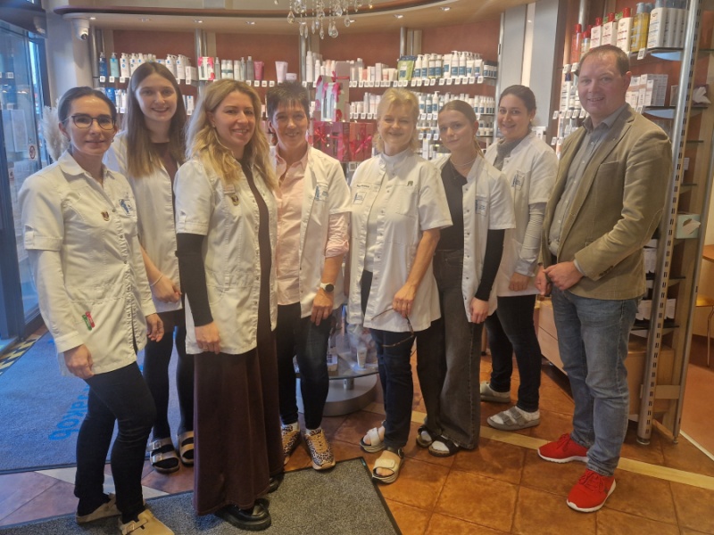 Team der Apotheke und B&uuml;rgermeister 