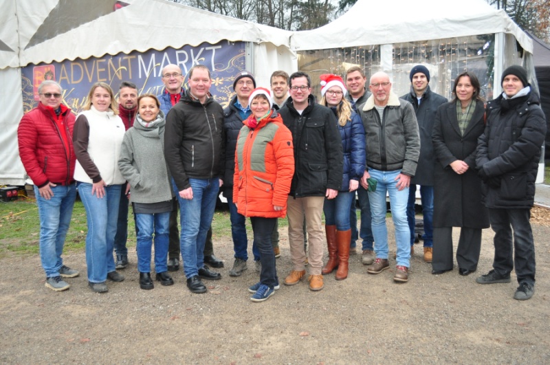 Gruppenfoto in einem Weihnachtsmarkt 