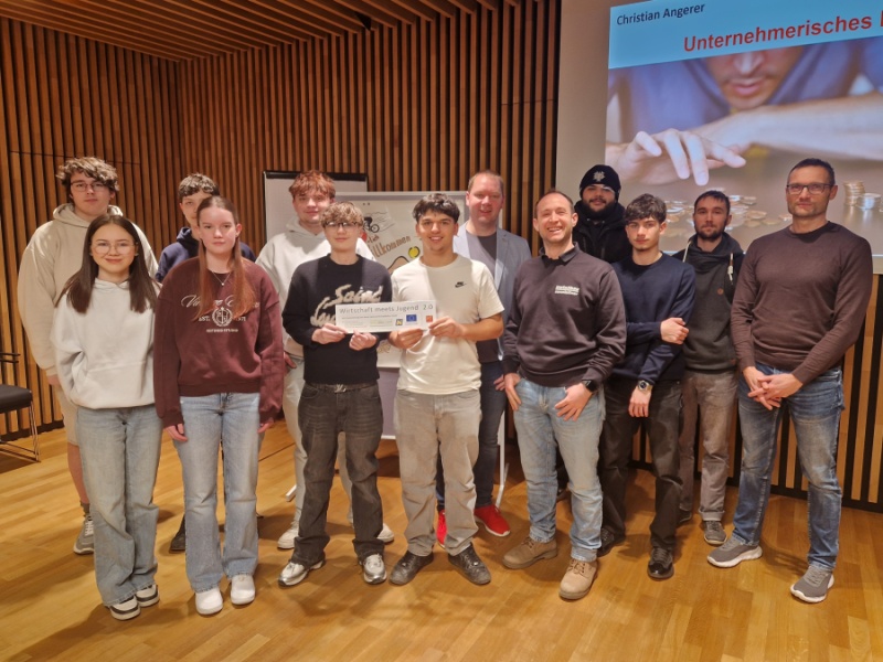 Gruppenfoto im Gemeinderatssitzungssaal 