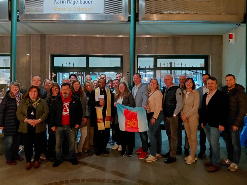 Gruppenfoto der G&auml;ste bei der Er&ouml;ffnung 