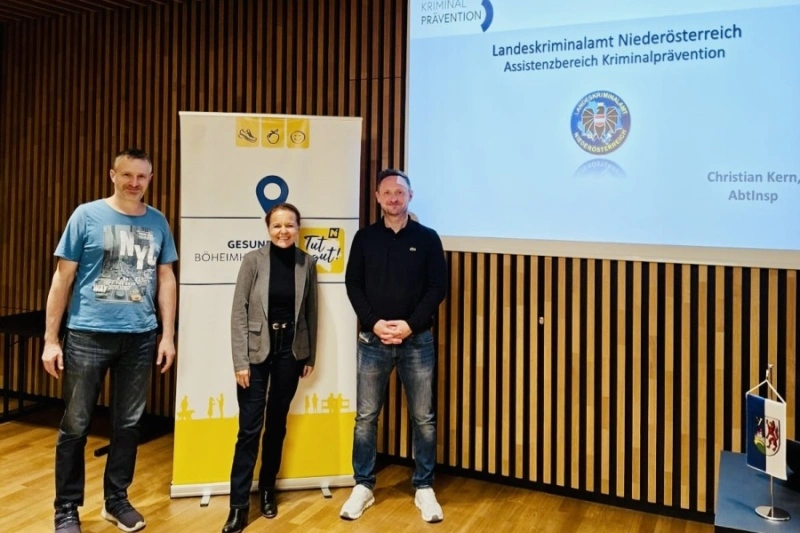 Christian Kern, AbtInsp, und zwei weitere Personen stehen vor einer Präsentation des Landeskriminalamts Niederösterreich.