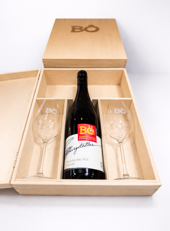 Eine Holzkiste mit einer Flasche Wein