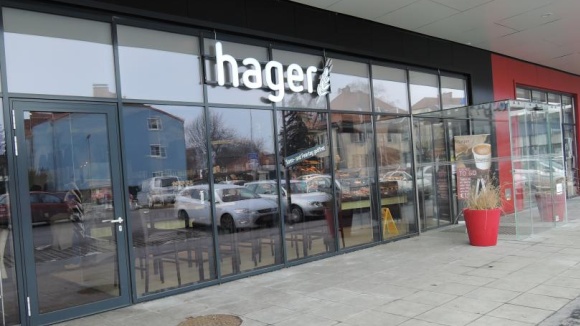 Schwarzes Geb&auml;ude mit Glasfront und Hager Schriftzug