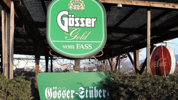 Gro&szlig;es gr&uuml;nes G&ouml;sser Schild vor einem &uuml;berdachten Bereich