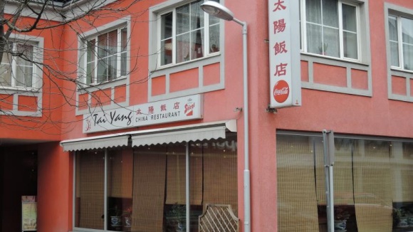 Rosa Haus mit asiatischer Beschilderung