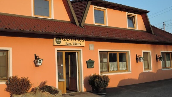 Dunkel Oranges Haus mit Beschilderung &uuml;ber der T&uuml;r
