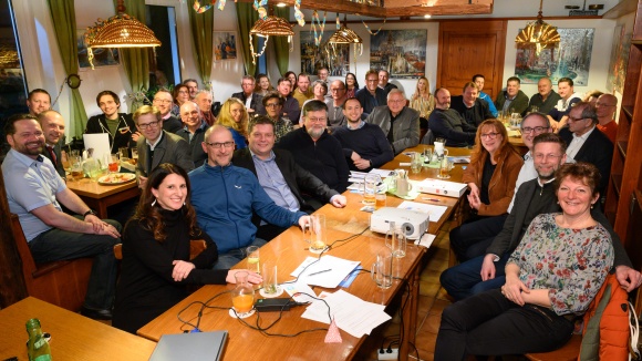 Diverse Personen in einer Gaststube