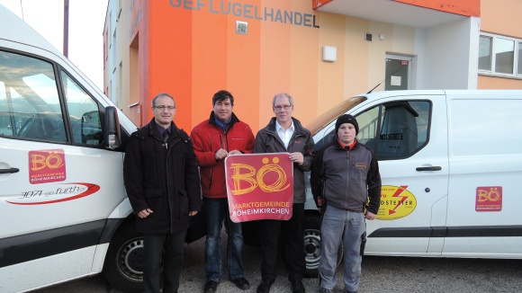 Personengruppe die mit B&Ouml; Logo in der Hand posiert