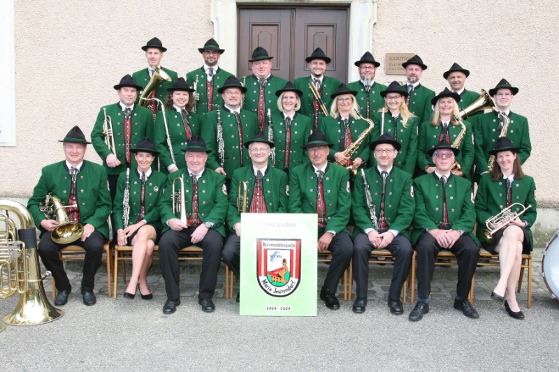 Gruppenfoto der Blasmusikkapelle Maria Jeutendorf anl&auml;sslich 100 Jahre Bestehen