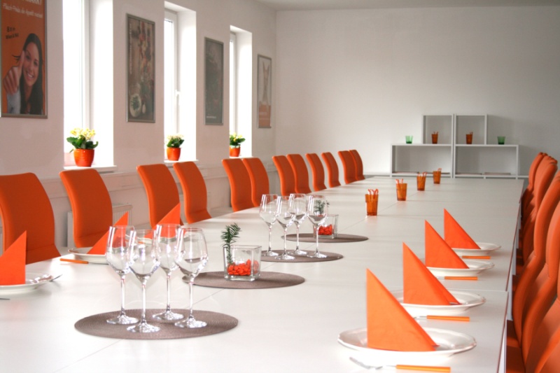 Seminarraum mit Konferenztisch