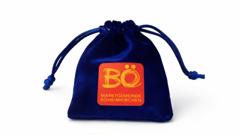 Blaues Samts&auml;ckchen mit B&Ouml; Logo