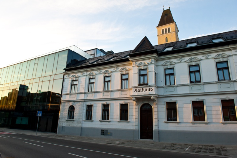 Rathaus mit neuem Geb&auml;udekomplex