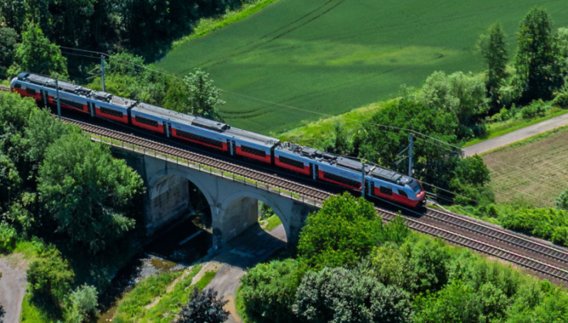 Luftaufnahme der Bahnstrecke nahe B&ouml;heimkirchen mit Zug