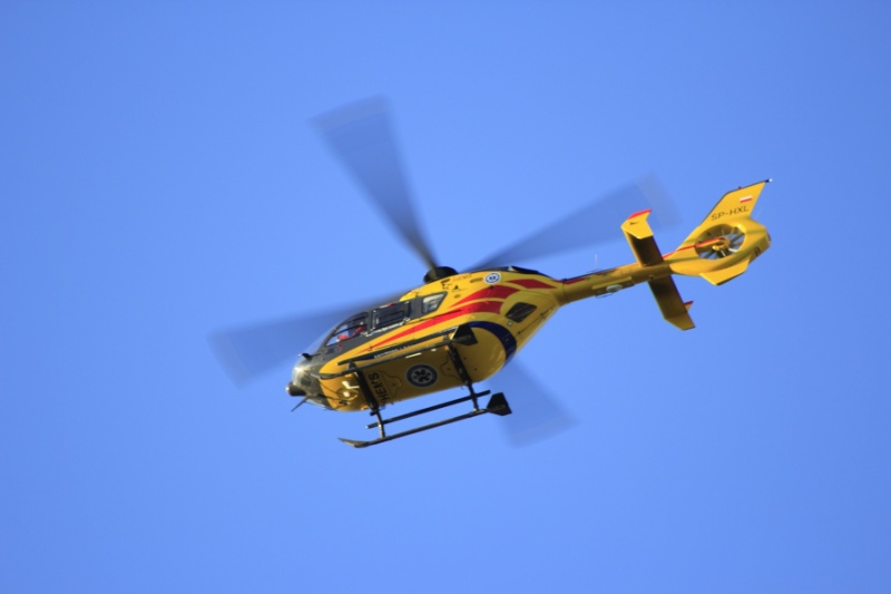 Luftaufnahme eines Rettungs Helikopters von unten