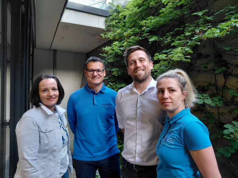 Gruppenfoto der Arbeitsgruppe Gesundheit auf gr&uuml;nem Hintergrund