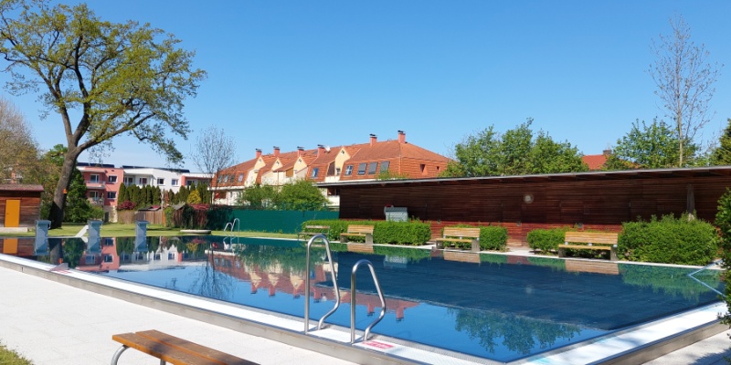 Schwimmbecken