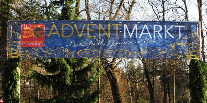 Ein Bild eines blauen Banners mit Advent Schriftzug
