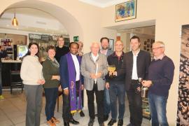 2022.11.22 | Weintaufe und BÖ Ortsmarketing Arbeitssitzung-Vorständin Mag. Daniela Wippel, Vorständin Gabriele Bernhard, Tanja Dogan (Cafe Lounge Bar 2020), Pfarrer Kingsley Uzor, Alex Dogan (Cafe Lounge Bar 2020), Pate Bgm. Johann Hell, Vorstand Johann Neidhart, Obmann Ferdinand Schmatz, Winzer Andreas Burgstaller, Vorstand Anton Brandstetter 2022.11.22 | Weintaufe und BÖ Ortsmarketing Arbeitssitzung-Vorständin Mag. Daniela Wippel, Vorständin Gabriele Bernhard, Tanja Dogan (Cafe Lounge Bar 2020), Pfarrer Kingsley Uzor, Alex Dogan (Cafe Lounge Bar 2020), Pate Bgm. Johann Hell, Vorstand Johann Neidhart, Obmann Ferdinand Schmatz, Winzer Andreas Burgstaller, Vorstand Anton Brandstetter