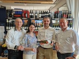 2023.05.16. | 100 Jahre NV bei Halmenschlager-Bgm. Franz Haunold und BÖ Ortsmarketing bei der (Vor-)Verkostung bei Versicherungsagentur Halmenschlager