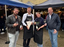 2025.10.27 | Neuer Wein- und Käseladen-Foto (v.l.n.r.): Stefan Gruber, Matthias Halmenschlager, Doris Covi, Bgm. Franz Haunold