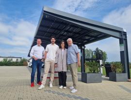 2025.11.03 | Neuer Ladepark in Böheimkirchen-(v.l.n.r.): Bgm. Franz Haunold, GF Christian Svoboda, GF Ildiko Zoka, Anton Svoboda