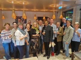 2025.11.22. | Jungweintaufe B&Ouml; Ortsmarketing-Foto (v.l.n.r.): Sabine Schmutzer, Daniela Wippel, Winzer Andreas Burgstaller, Gabi Bernhard, Petra Graf, Anton Brandst&auml;tter, Weinpatin Christine Anzenberger, Christoph Gro&szlig;steiner, B&Ouml; Ortsmarketing Obmann Ferdinand Schmatz, Pfarrer Kingsley Uzo, Moritz Garei&szlig;, Helmut Gabler, Werner Fleischl, Karl Bachinger, Ingrid Posch