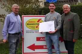 2019.10.29. | Christian Schmutzer mit Ausgezeichnetem Erfolg bei Elektro Brandstetter-Eigentümer Anton Brandstetter, Michael Schmutzer und Bgm. Johann Hell (v.l.n.r.)