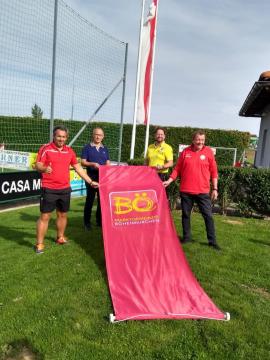 2020.09.22 | B&Ouml; Ortsmarketing besucht SV W&uuml;rth-SV W&uuml;rth und B&Ouml; Ortsmarketing beim Hissen der neuen Fahne