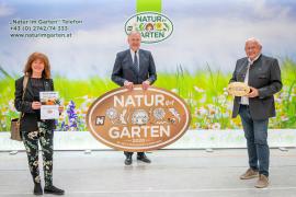 2021.06.07  |  Natur im Garten Auszeichnung Goldener Igel-Landesrat Martin Eichtinger überreicht Bgm. Johann Hell (re) und Umwelt-GR Margareta Dorn-Hayden (li) den Goldenen Igel von „Natur im Garten“